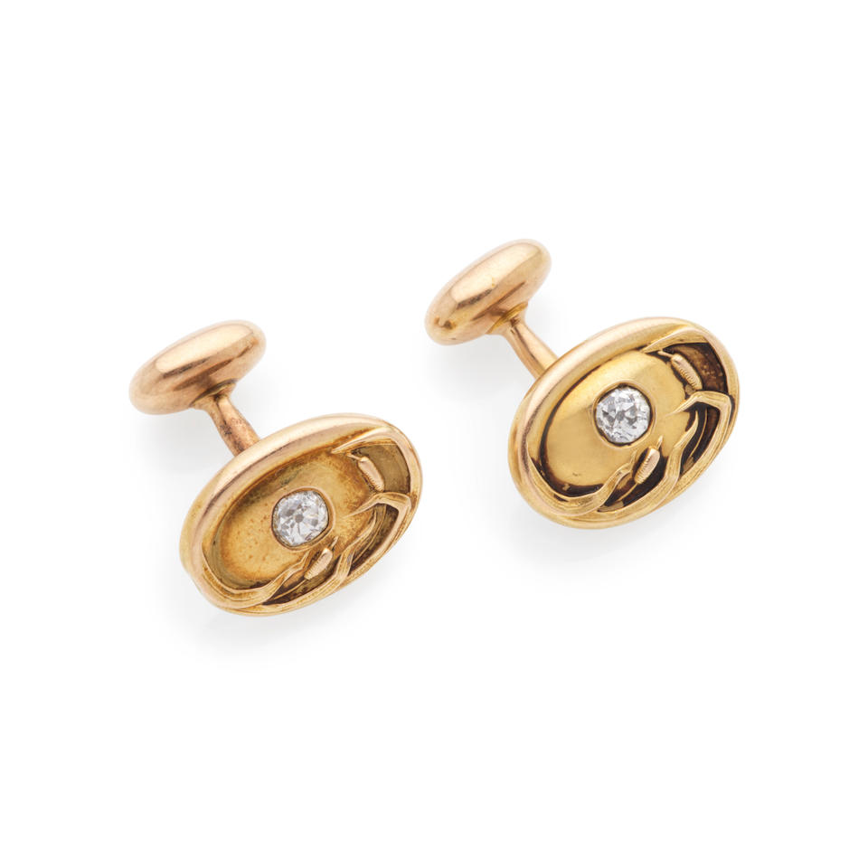 PAIR OF GOLD AND DIAMOND CUFFLINKS PAIRE DE BOUTONS DE MANCHETTE OR ET DIAMANTS