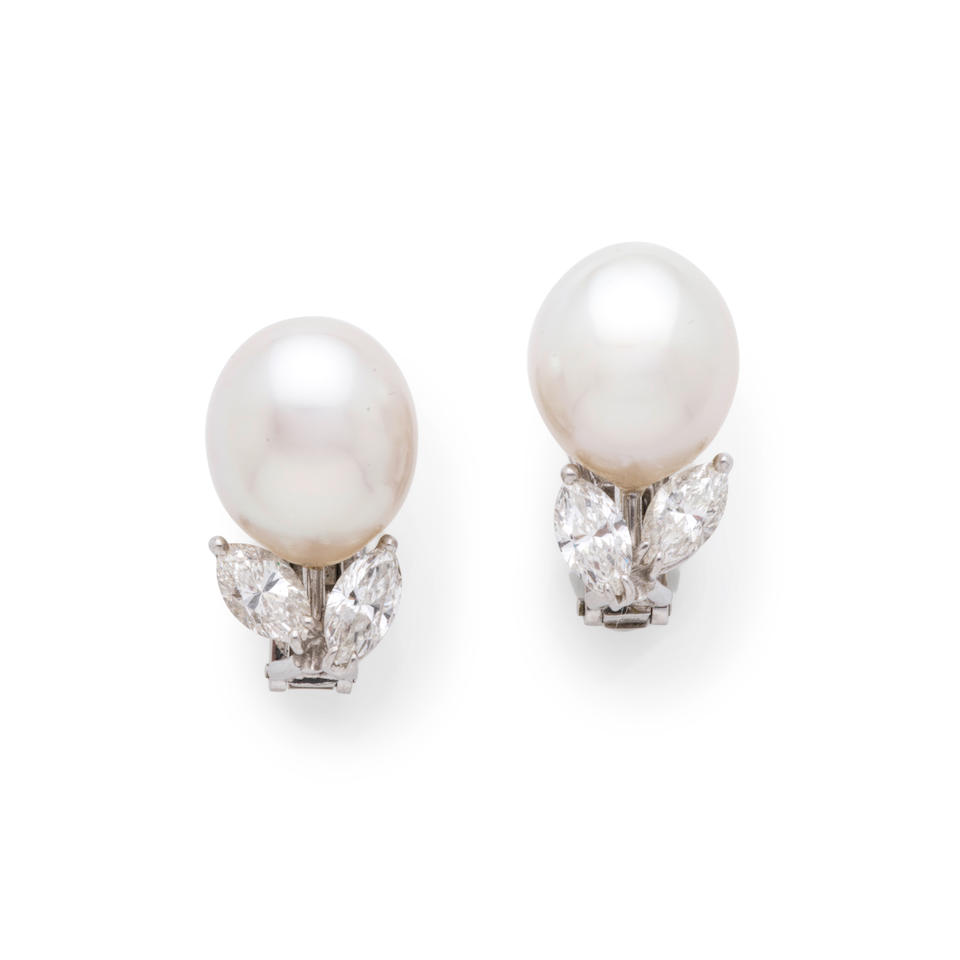 PAIR OF CULTURED PEARL AND DIAMOND EARCLIPS PAIRE DE CLIPS D'OREILLES PERLES DE CULTURE ET DIAMANTS