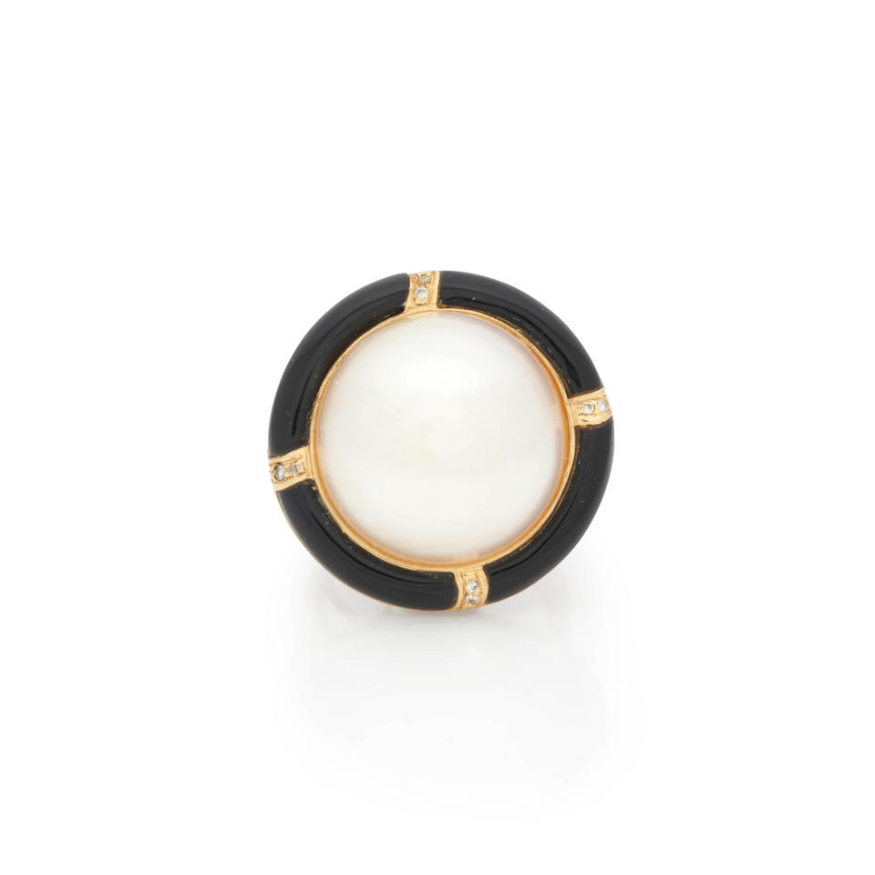 MABE PEARL, ENAMEL AND DIAMOND RING BAGUE PERLE MABE, EMAIL ET DIAMANTS
