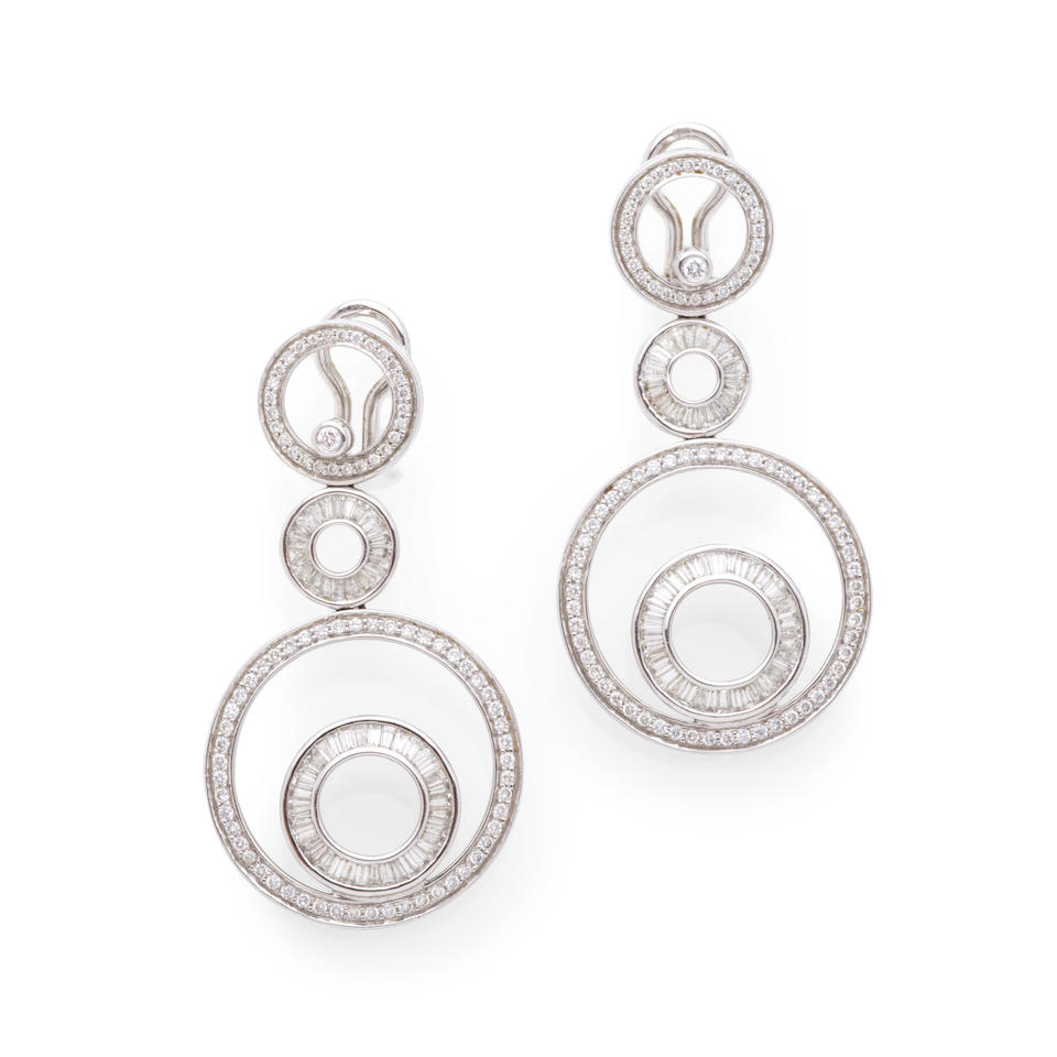 PAIR OF DIAMOND PENDANT EARRINGS PAIRE DE PENDANTS D'OREILLES DIAMANTS