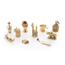 COLLECTION OF CHARMS: GOLD AND COLOURED GEMSTONES ENSEMBLE DE BRELOQUES: OR ET PIERRES DE COULEUR