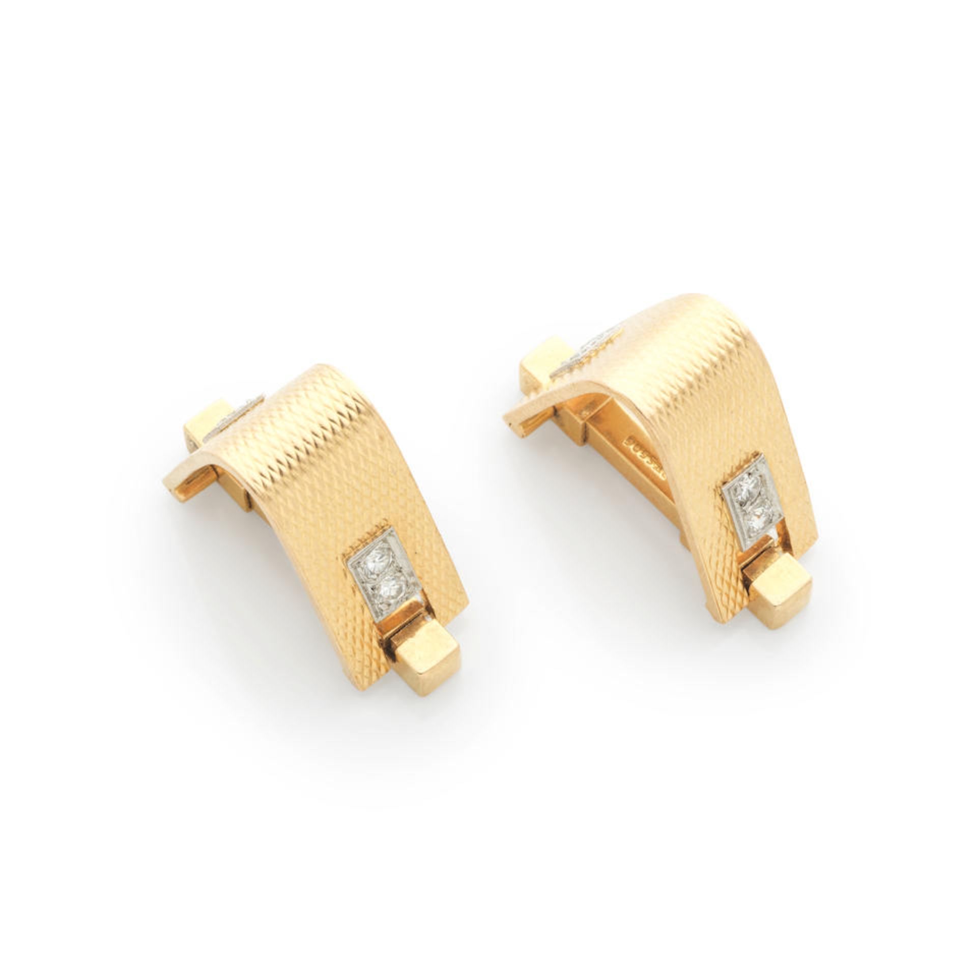 PAIR OF GOLD AND DIAMOND CUFFLINKS PAIRE DE BOUTONS DE MANCHETTE OR ET DIAMANTS