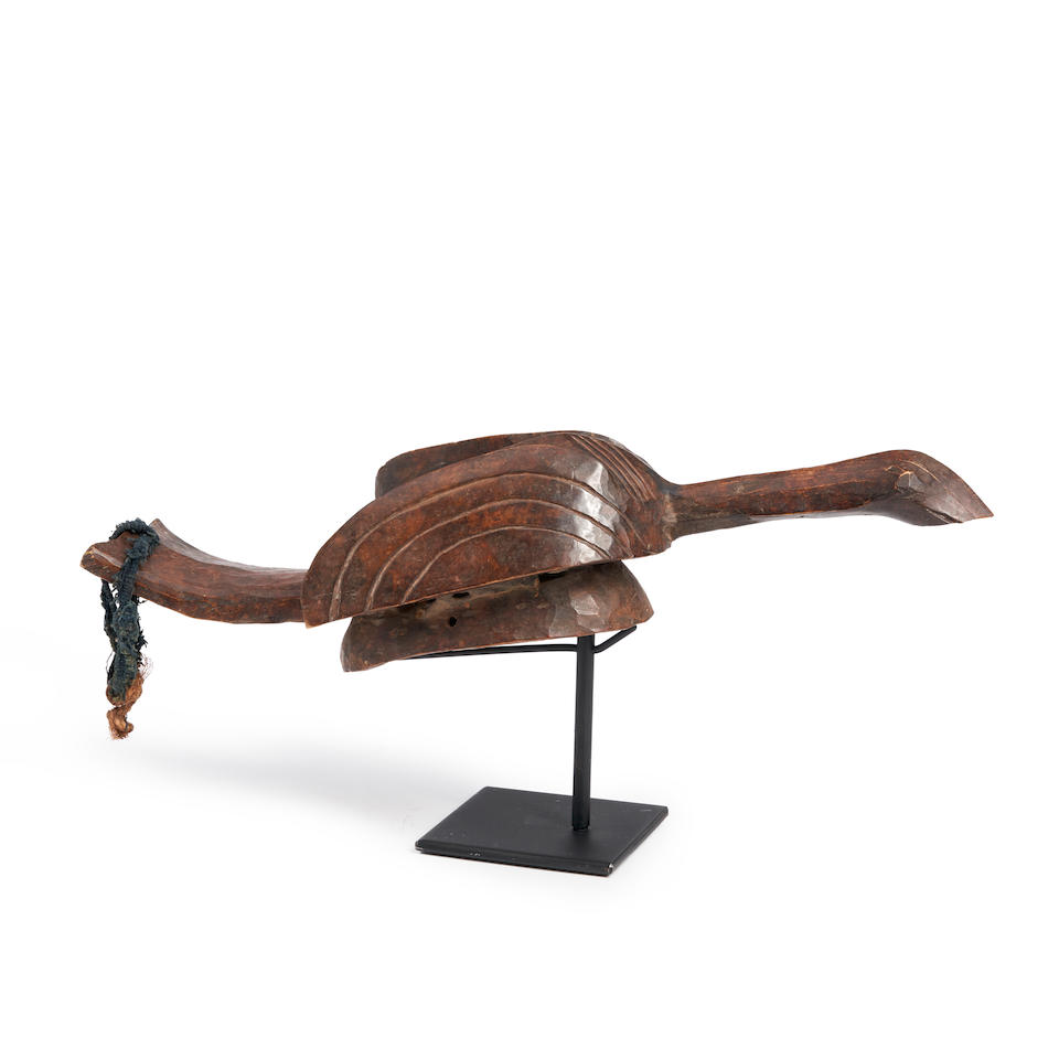 AN AFRICAN CARVED WOOD CEREMONIAL BIRD HEADDRESS,