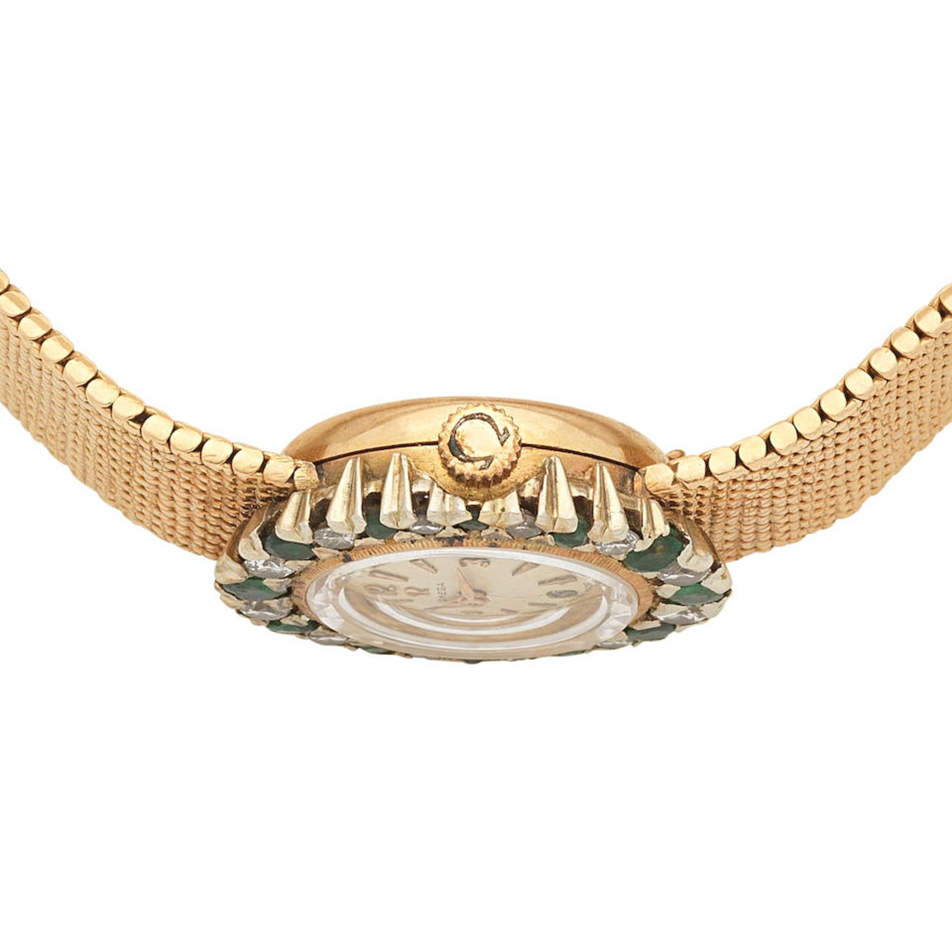 Omega. A lady's 18K gold diamond and emerald set manual wind bracelet watch Circa 1960 - Bild 3 aus 4