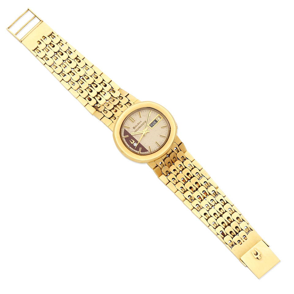 Bulova. An 18K gold quartz calendar bracelet watch Accuquartz, Circa 1975 - Image 5 of 5