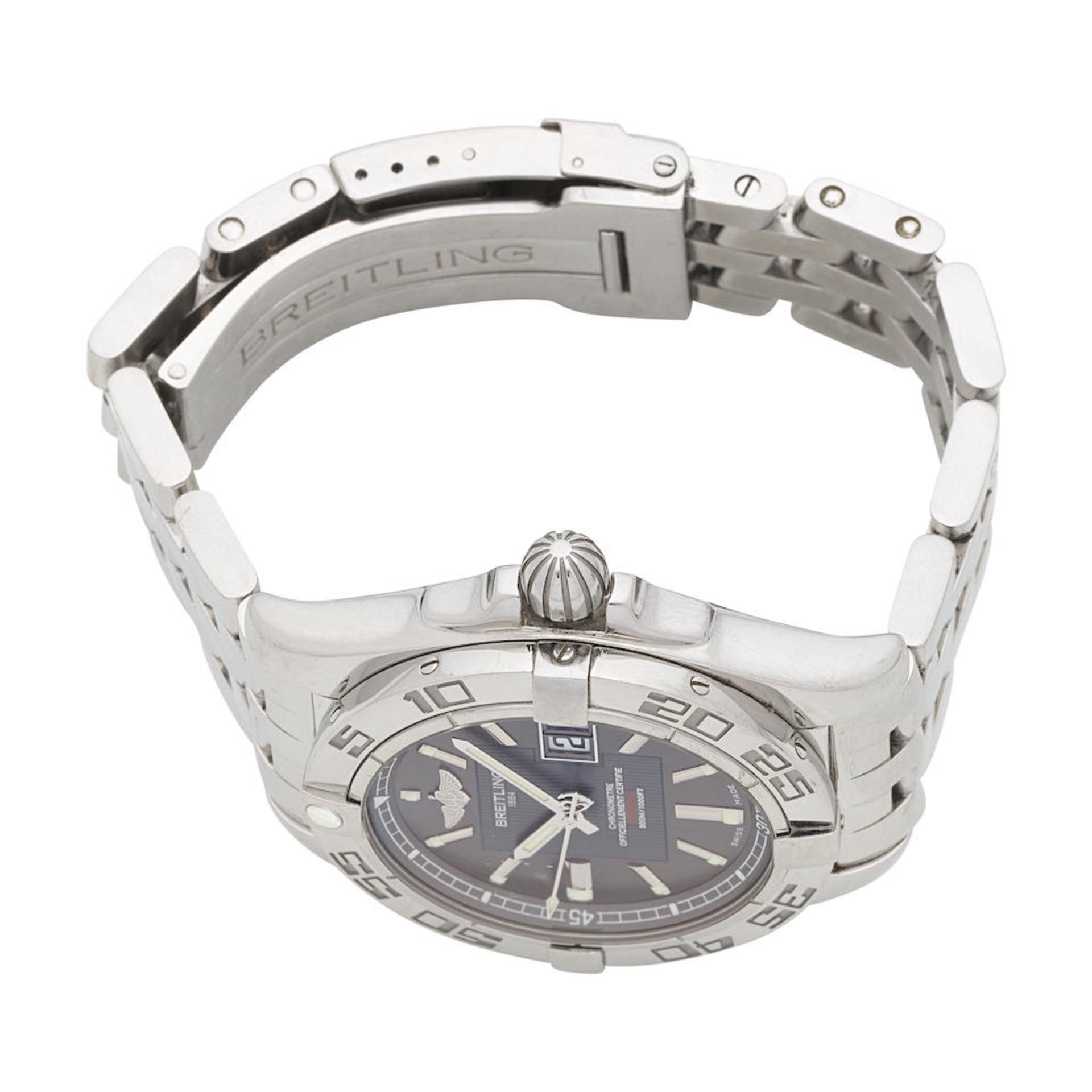 Breitling. A stainless steel automatic calendar bracelet watch Ref: A49350, Circa 2010 - Bild 4 aus 4