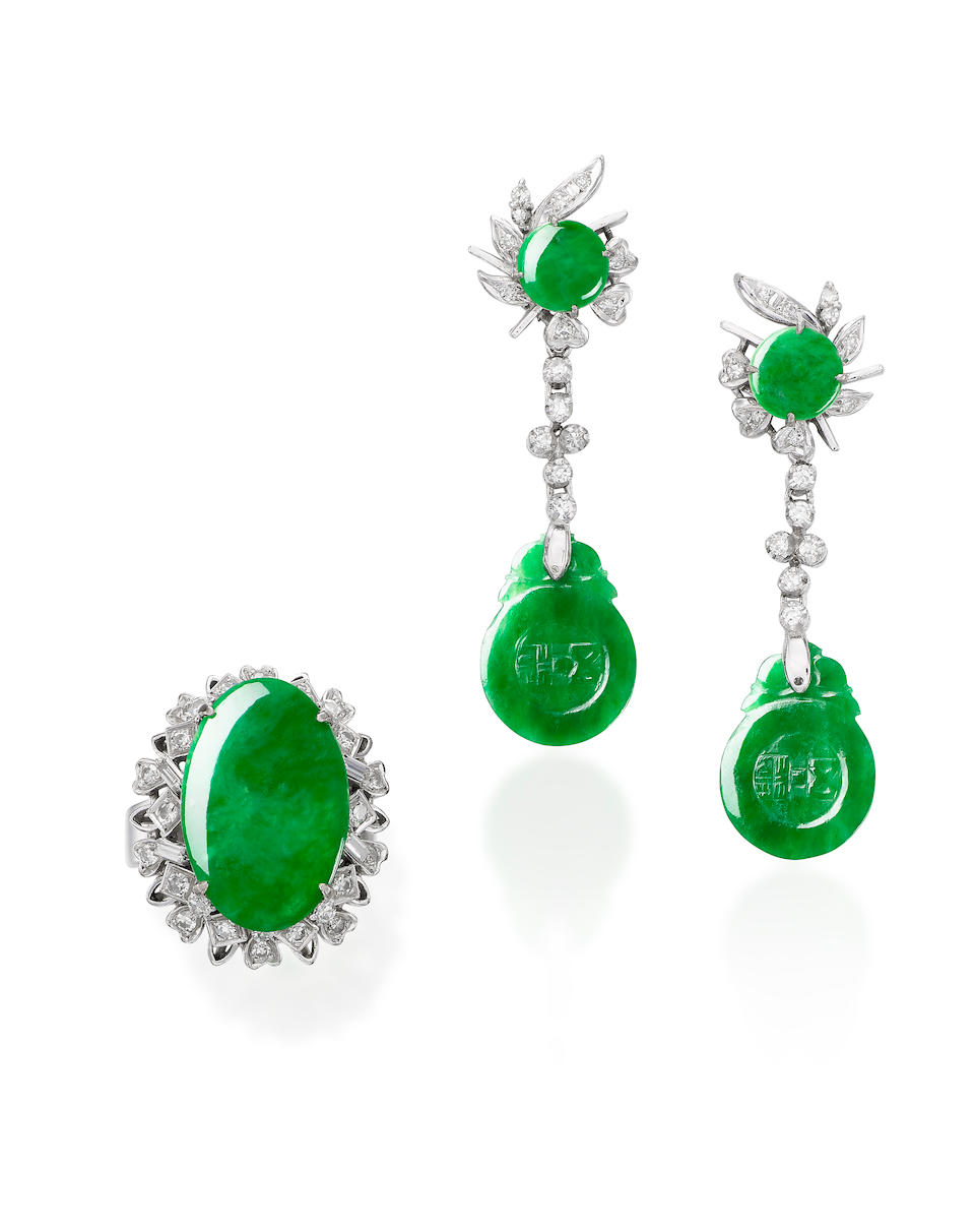 JADEITE AND DIAMOND RING AND PAIR OF 'COIN' PENDENT EARRING SET (2)
