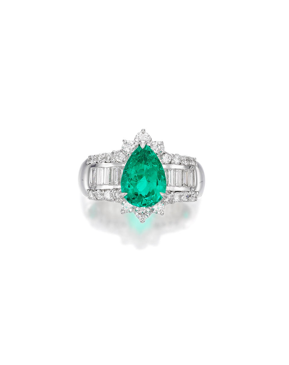 EMERALD AND DIAMOND RING