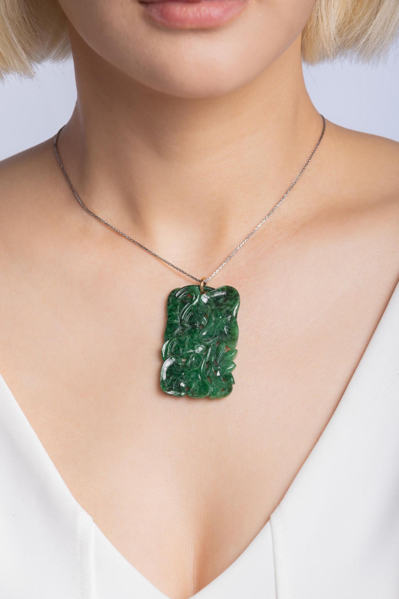 CARVED JADEITE 'LOTUS LEAF' PENDANT - Image 3 of 3