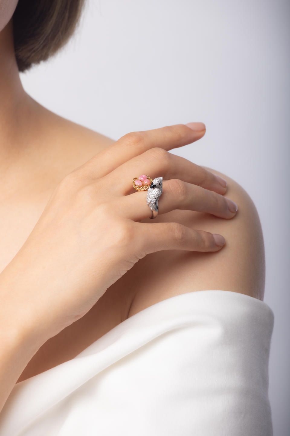 CONCH PEARL AND DIAMOND 'PARROT' RING - Image 3 of 3