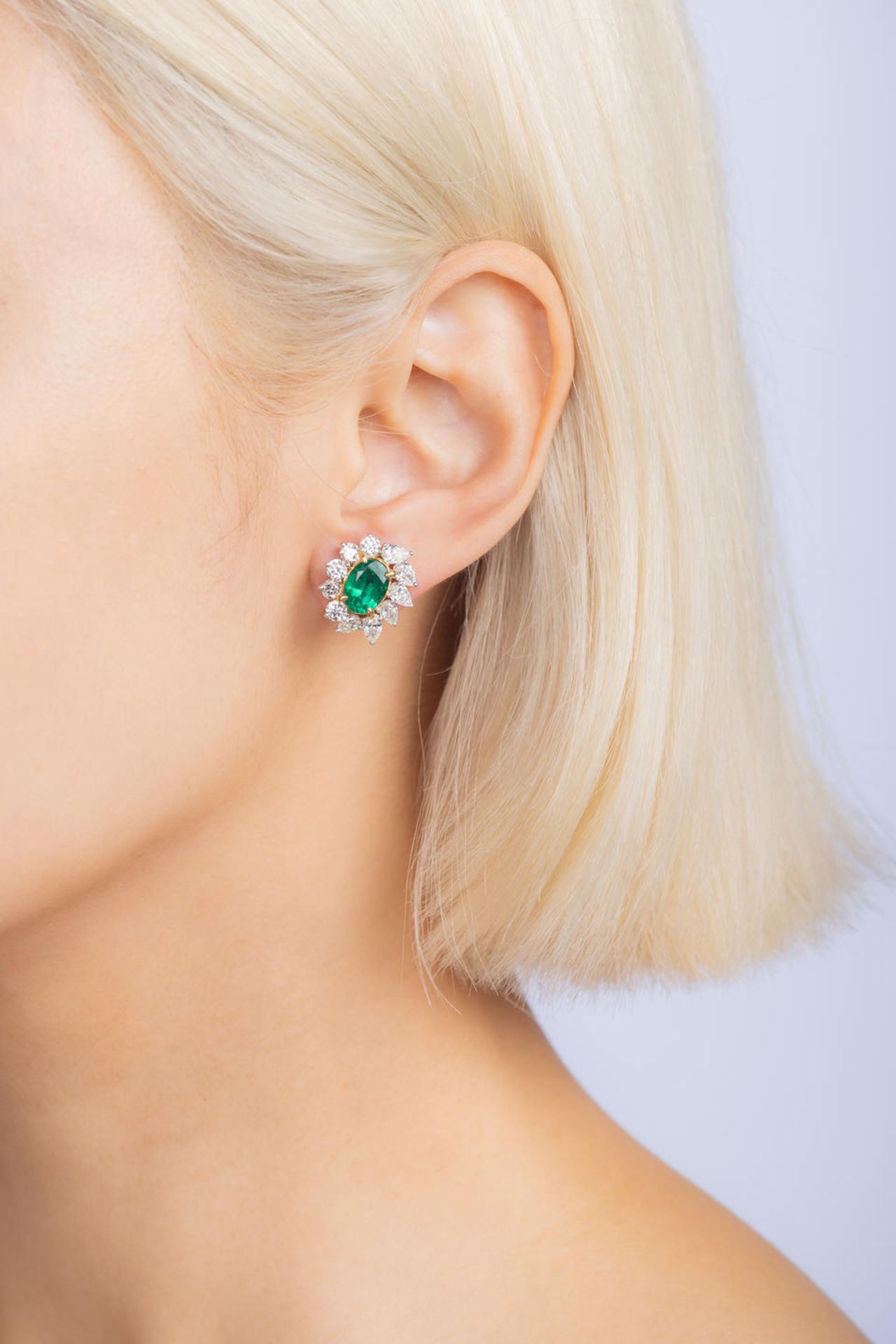 PAIR OF EMERALD AND DIAMOND EARRINGS - Bild 2 aus 2