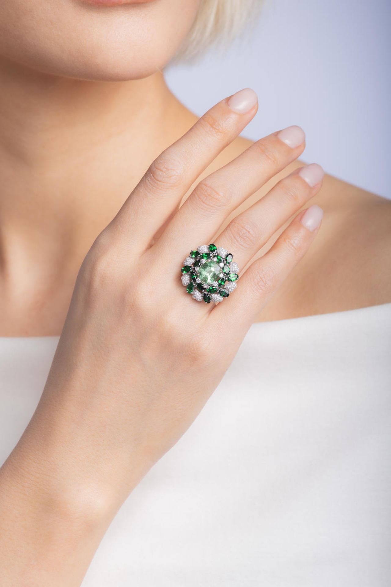 GREEN TOURMALINE, TSAVORITE GARNET AND DIAMOND RING - Image 2 of 2