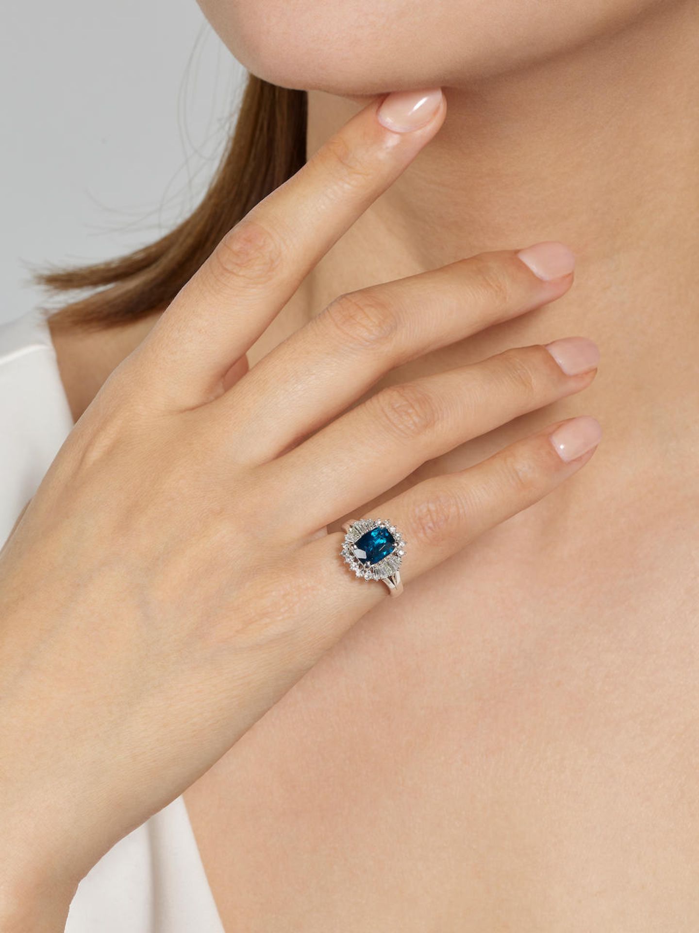 COBALT BLUE SPINEL AND DIAMOND RING - Image 4 of 4