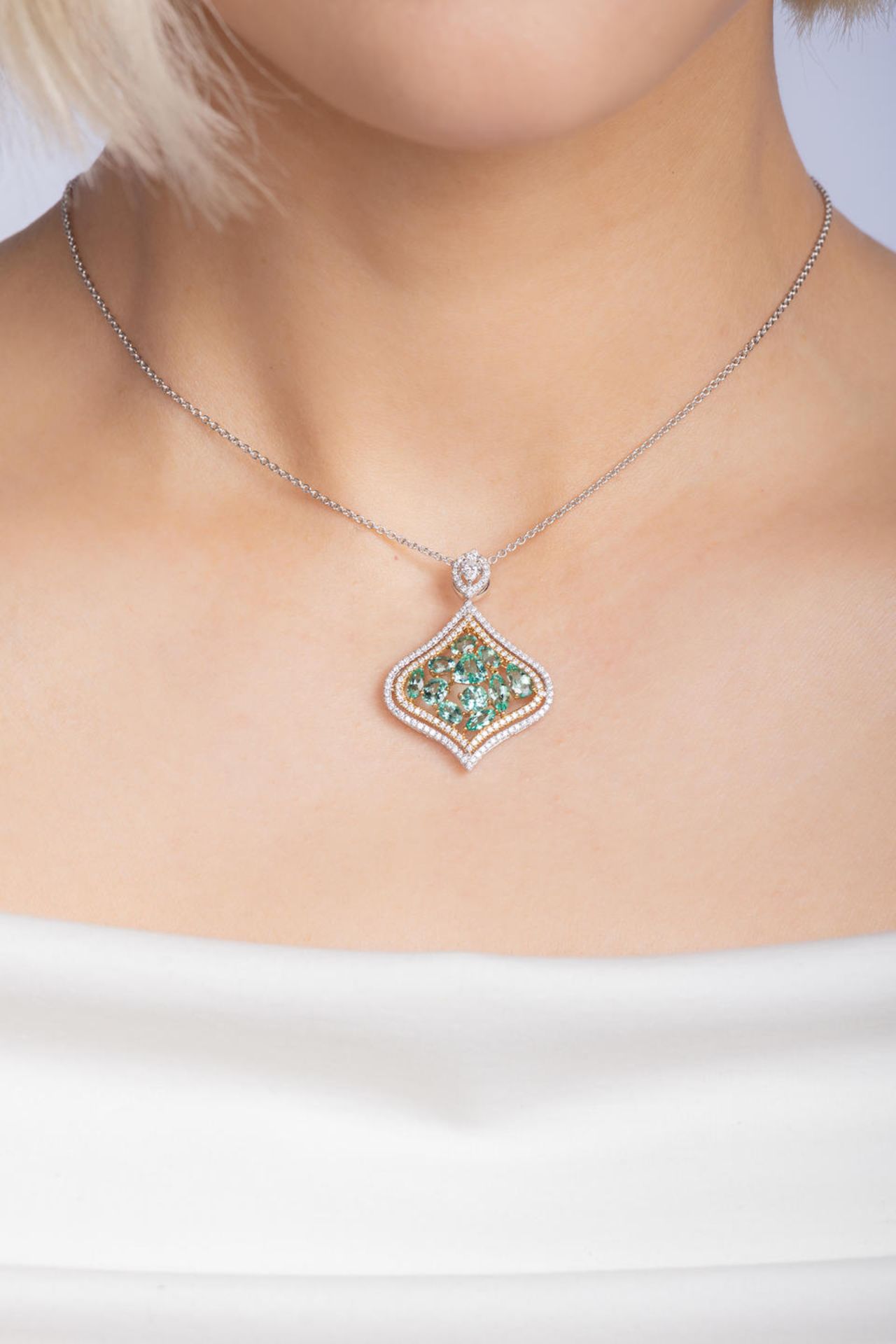 EMERALD AND DIAMOND PENDANT NECKLACE - Bild 2 aus 2