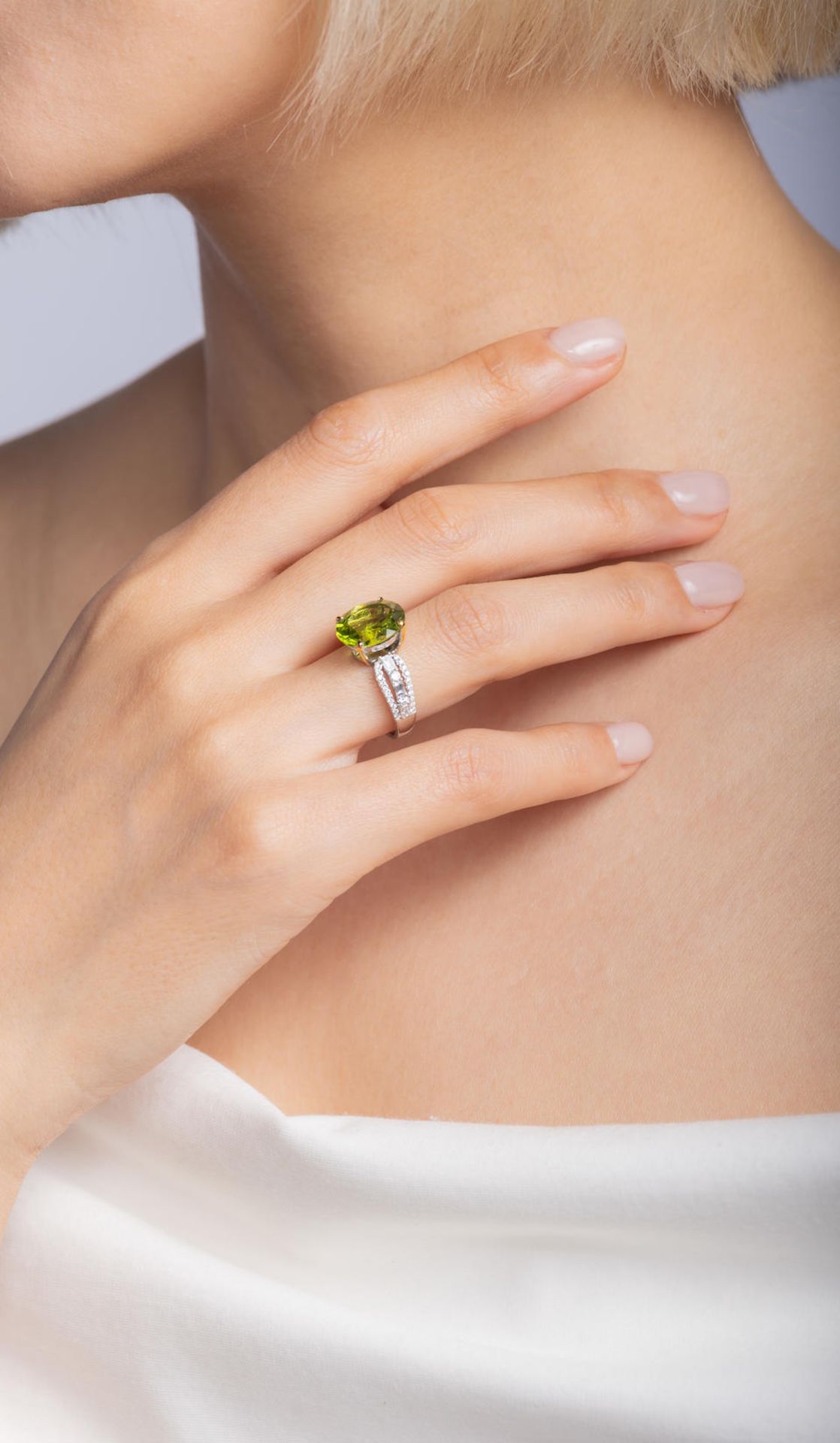 PERIDOT AND DIAMOND RING - Image 3 of 3