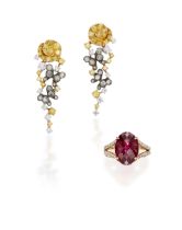 RHODOLITE GARNET AND DIAMOND RING, AND PAIR OF COLOURED DIAMOND AND DIAMOND EARRINGS (2)