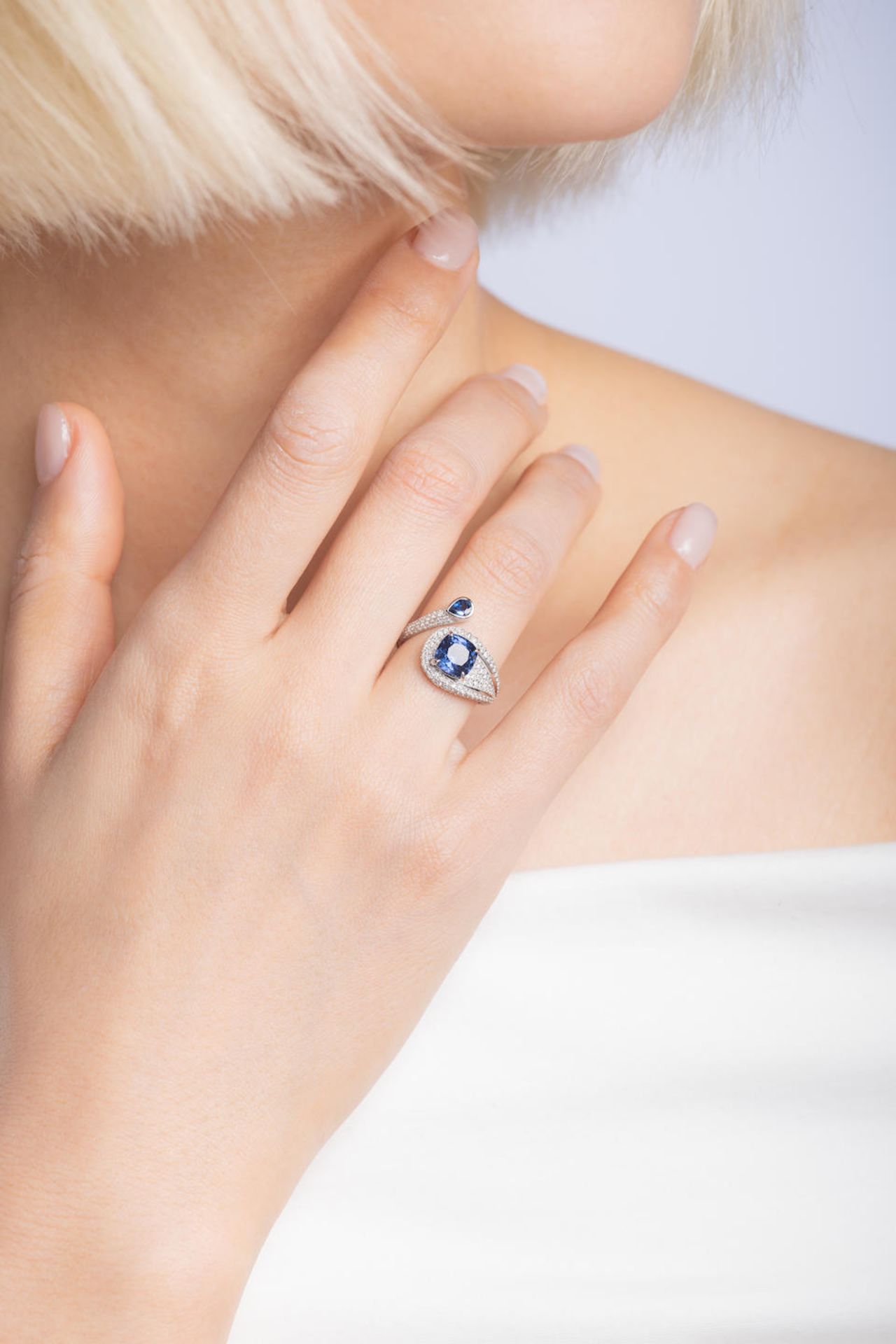 COLOUR-CHANGE BLUE SPINEL, SAPPHIRE AND DIAMOND RING - Image 4 of 4