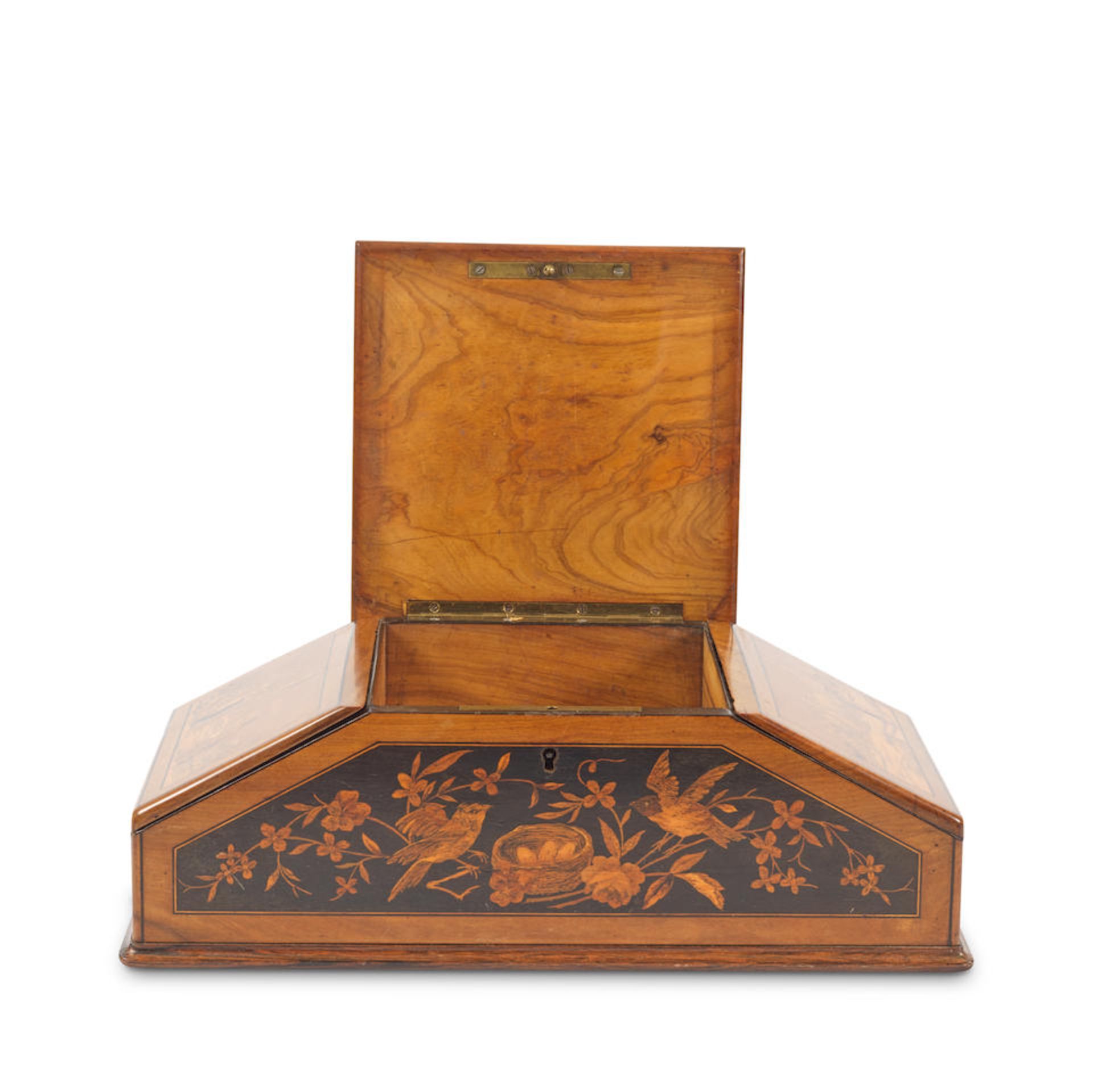 A late 19th century Italian 'Sorrento ware' olive wood and marquetry inlaid stationary box - Bild 2 aus 2