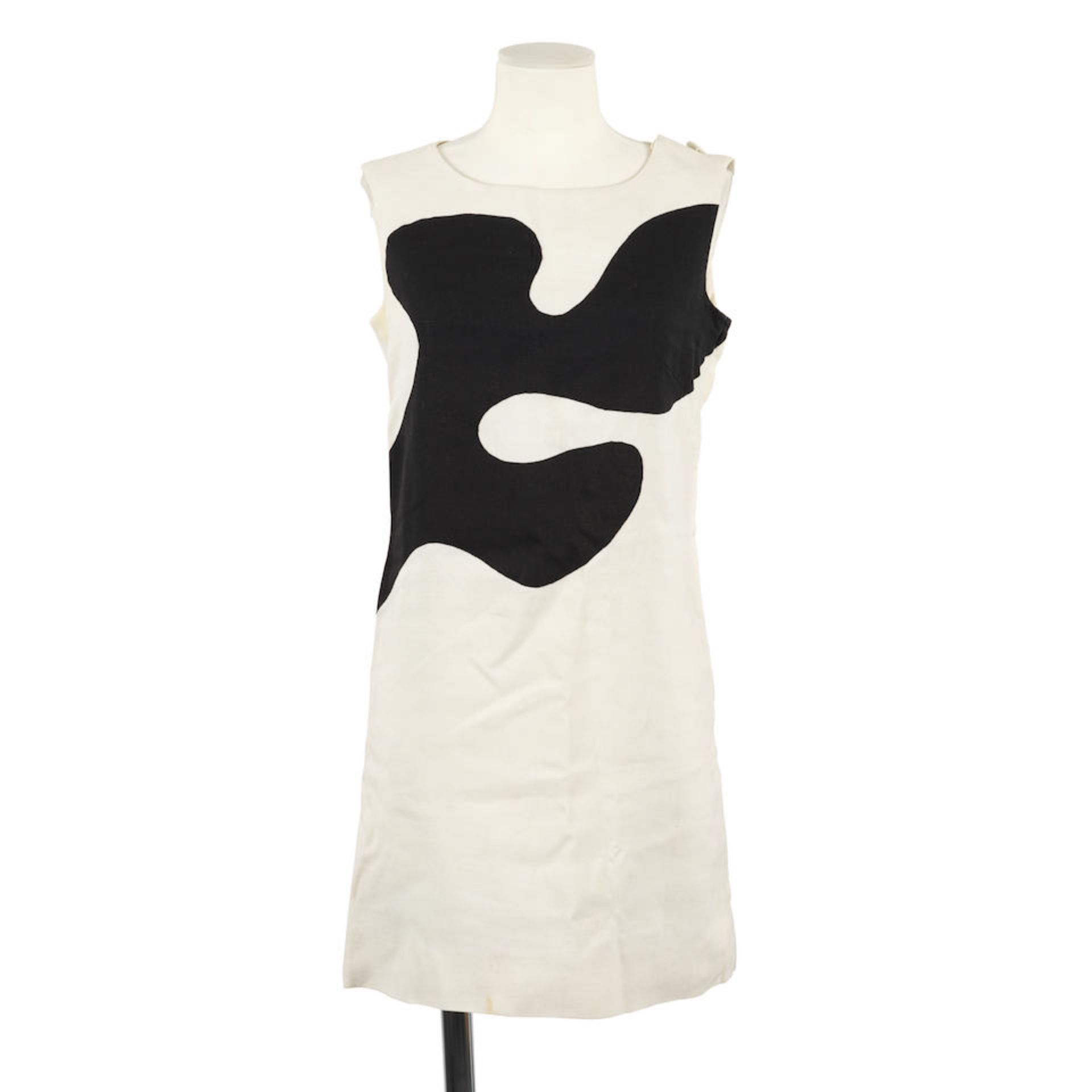 Anonyme, circa 1960. Robe trapèze en lin écru et formes géométriques noires.