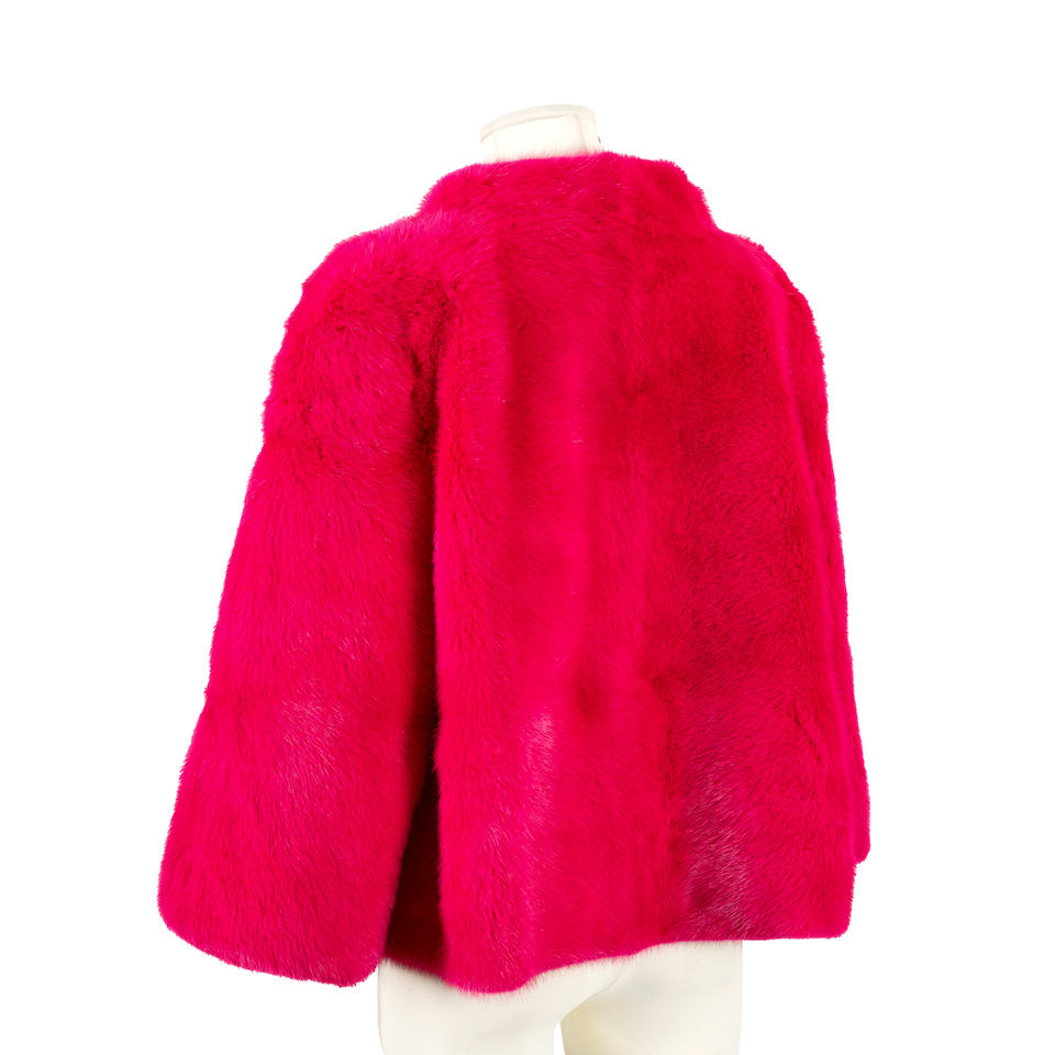 Yves SALOMON. Veste courte en vison lustré fuschia. - Image 2 of 2