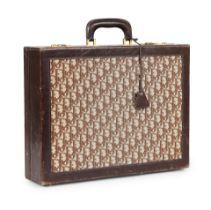 Christian DIOR, circa 1975. Attache-case en toile siglée et cuir marron.