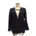 CHANEL. Veste façon blazer marine et t-shirt blanc.