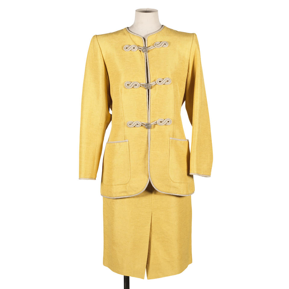 YVES SAINT LAURENT. Tailleur moutarde.