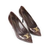 Louis VUITTON. Escarpins en cuir vernis marron.