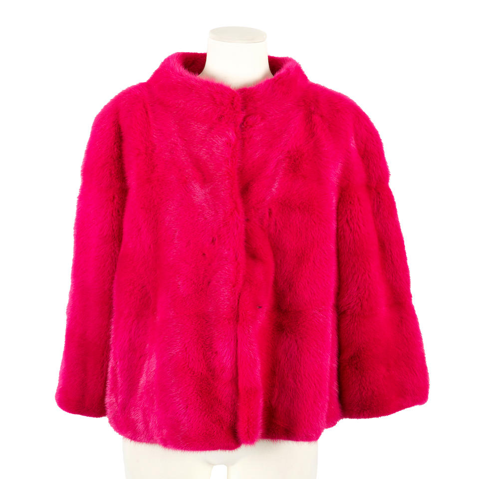 Yves SALOMON. Veste courte en vison lustré fuschia.