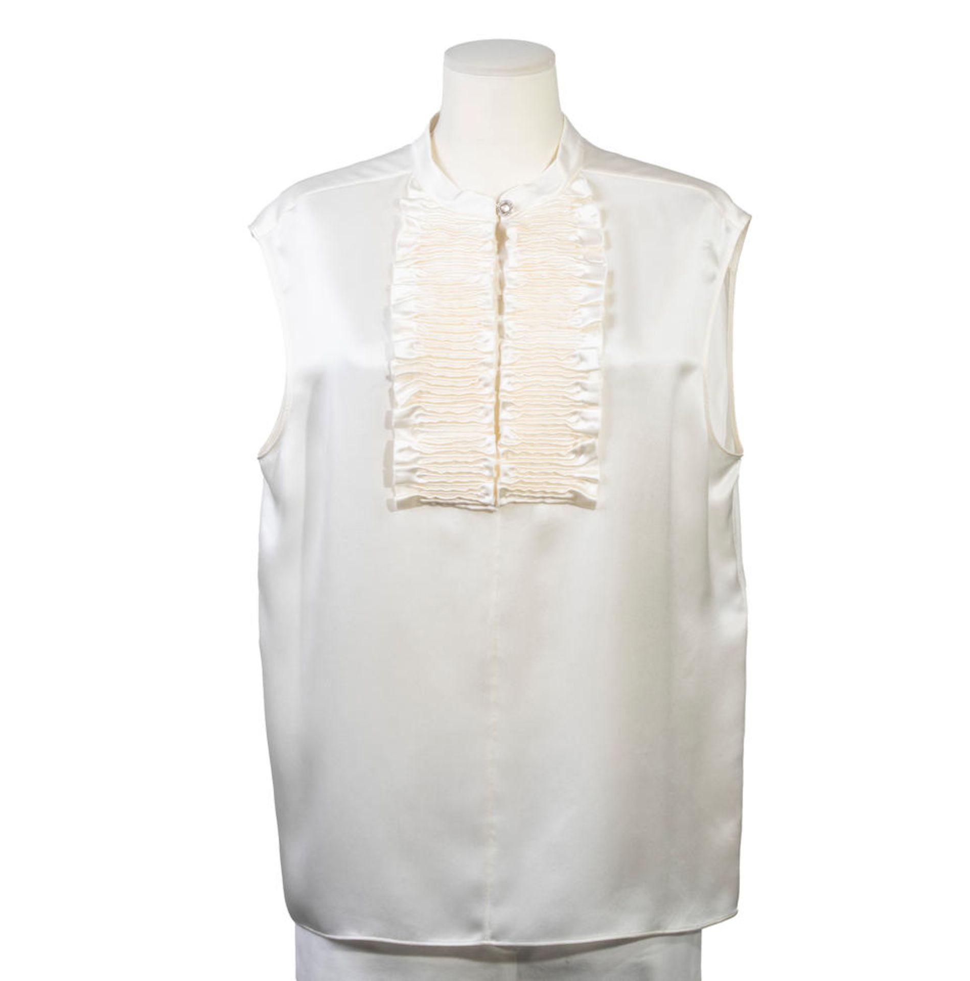 CHANEL, Collection Prêt à Porter, circa 2015. Blouse sans manches en soie Directeur ar...