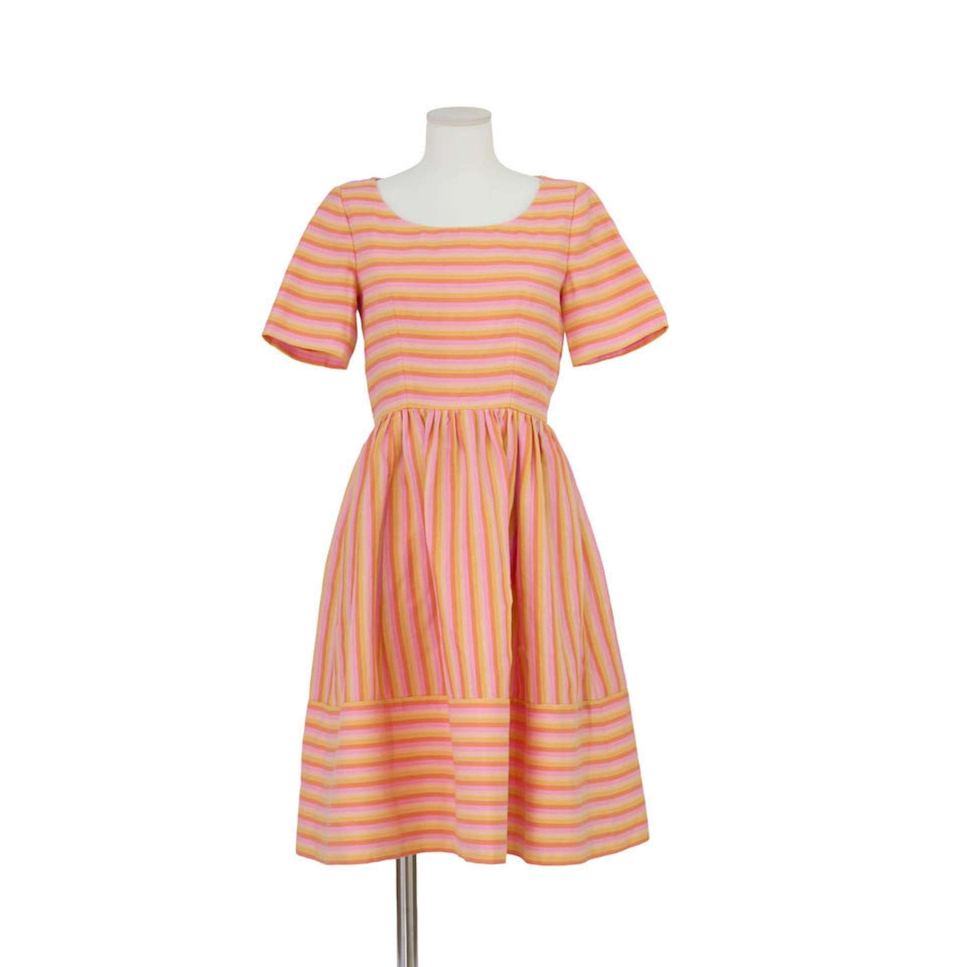 Jacques FATH. Robe d'été en jersey de coton rayé rose, orange.