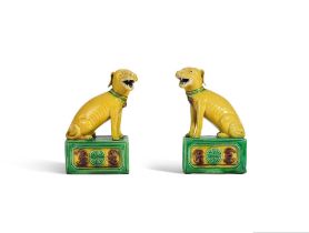 PAIRE DE CHIENS EN PORCELAINE EMAILLÉE JAUNE ET VERTE XIXème siècle (2)