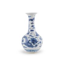 PETIT VASE BOUTEILLE EN PORCELAINE BLEU BLANC XIXe siècle