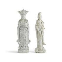 DEUX STATUETTES DE GUANYIN EN PORCELAINE BLANC-DE-CHINE Fin de la Dynastie Qing (1644-1911) (2)