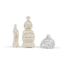 TROIS STATUETTES EN PORCELAINE BLANC-DE-CHINE Dynastie Qing (3)