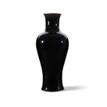 VASE BALUSTRE EN PORCELAINE MONOCHROME À GLAÇURE NOIRE Marque et époque Kangxi (1...