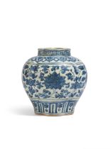 PETIT VASE POLYLOBÉ EN PORCELAINE BLEU BLANC Fin de la Dynastie Ming (1368-1644)