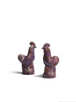 PAIRE DE COQS EN PORCELAINE À GLAÇURE AUBERGINE XXème siècle (2)