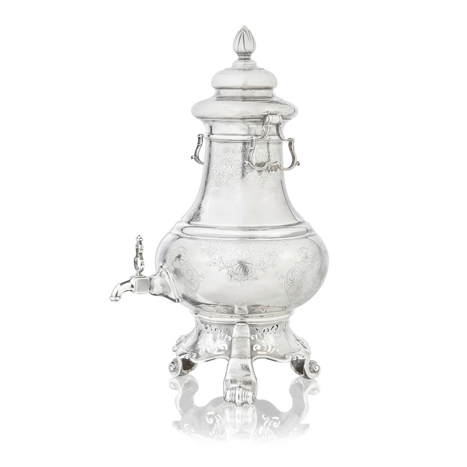 A fine 18th century Dutch silver hot water / tea urn Maker's mark PB within an outlined punch, P... - Bild 2 aus 3