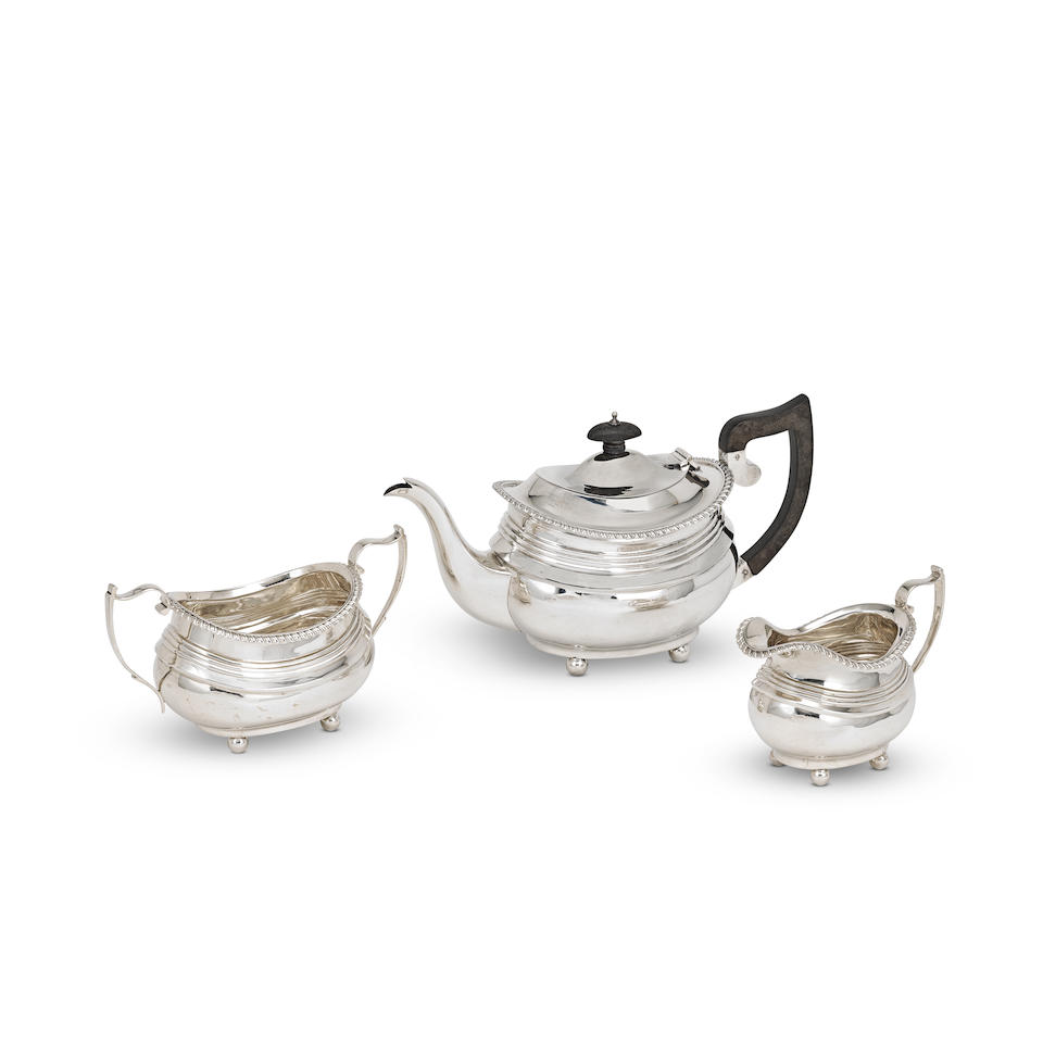 A silver three-piece tea service Hamilton & Inches, Edinburgh 1915 / 1916 (3)