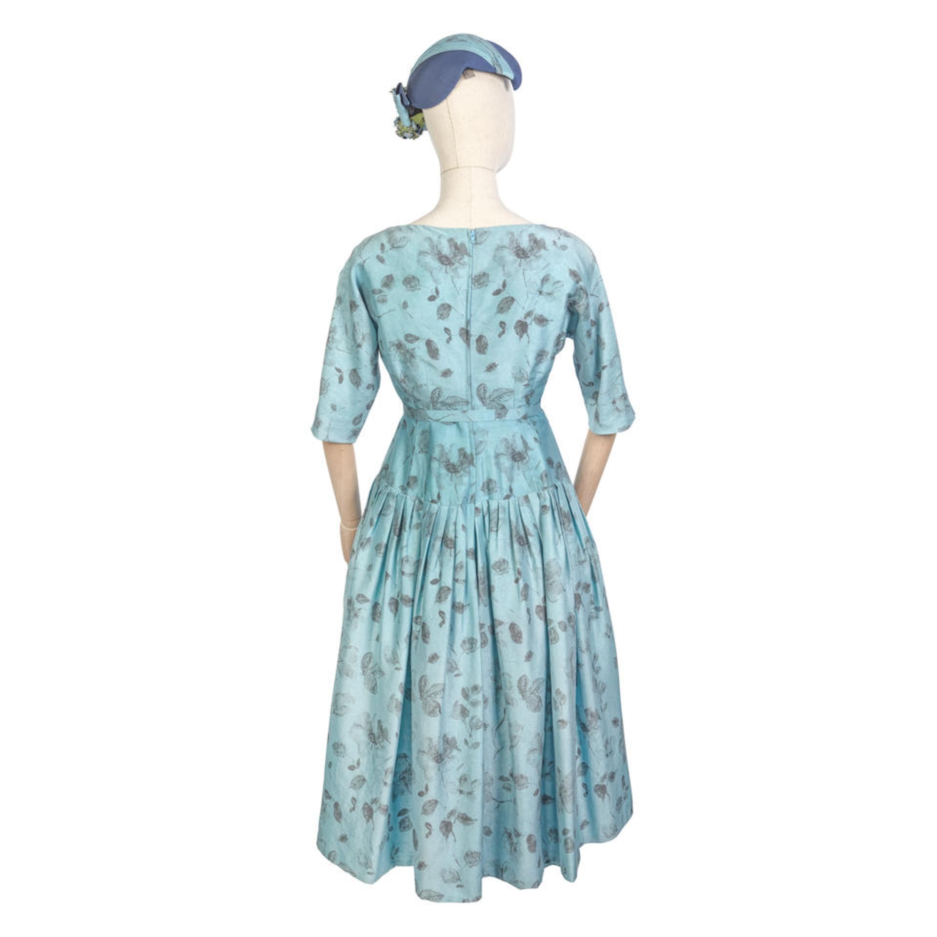 Claire Foy (as the Queen): A floral print dress and hat Season 1, Episode 1, 'Wolferton Splash' - Bild 3 aus 3