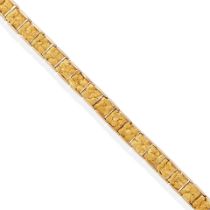 A GOLD AND GOLD NUGGET BRACELET