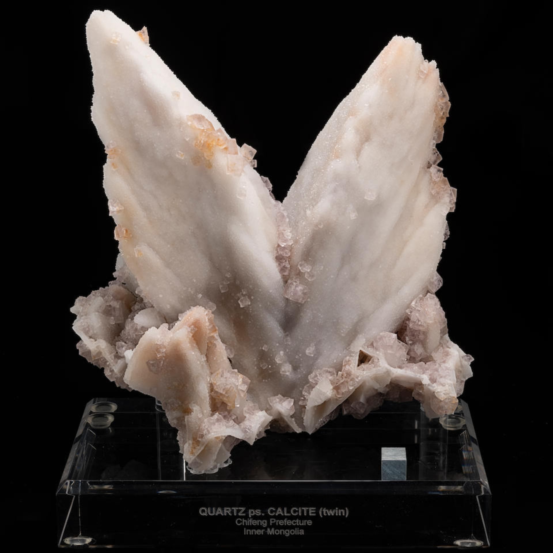 Quartz After Calcite Twin with Fluorite on Acrylic Base - Bild 2 aus 2