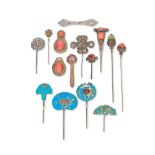 A GROUP OF TEN VARIOUS HAIRPINS AND ACCESSORIES AND A GROUP OF FOUR KINGFISHER FEATHER HAIRPINS ...