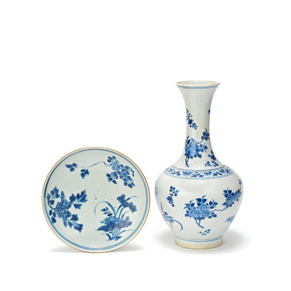A BLUE AND WHITE FLORAL VASE AND A FLORAL DISH Chongzhen and Kangxi (2)