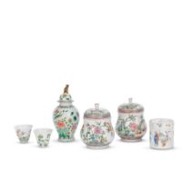A COLLECTION OF FAMILLE ROSE AND FAMILLE VERTE PORCELAIN. 19th/20th century (10)