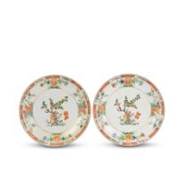 A PAIR OF FAMILLE VERTE FLORAL CHARGERS Kangxi (1662-1722) (2)