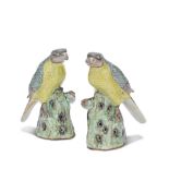 A PAIR OF FAMILLE VERTE HAWKS 19th century (2)