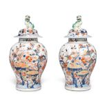 A RARE PAIR OF CHINESE IMARI BALUSTER JARS AND COVERS Kangxi (4)