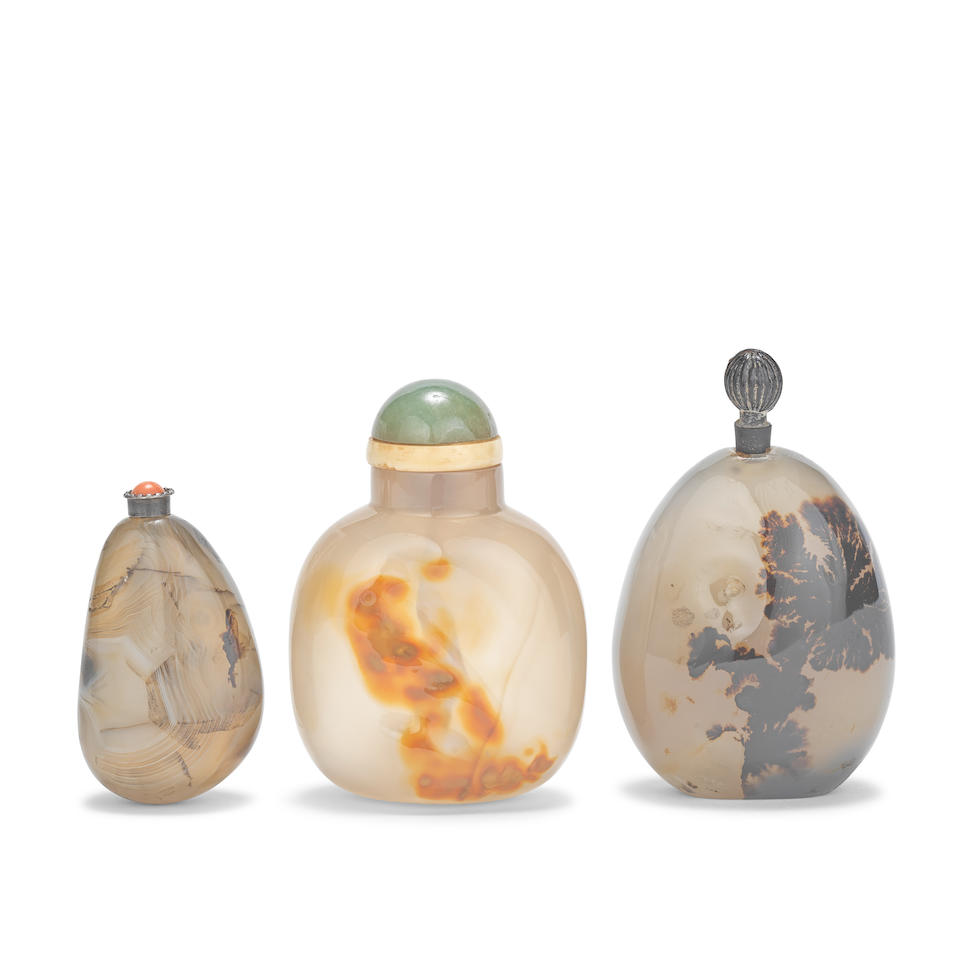 A 'MOSS' AGATE SNUFF BOTTLE AND TWO AGATE SNUFF BOTTLES 19th century (6)